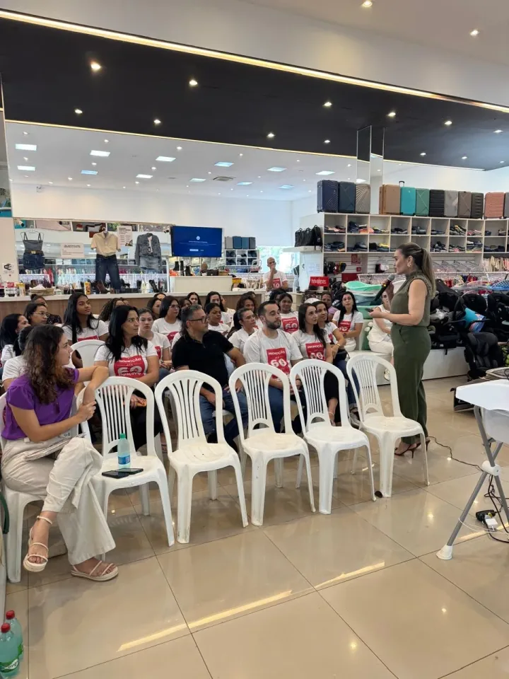 Carla Cândido conduzindo treinamento para uma equipe de varejo