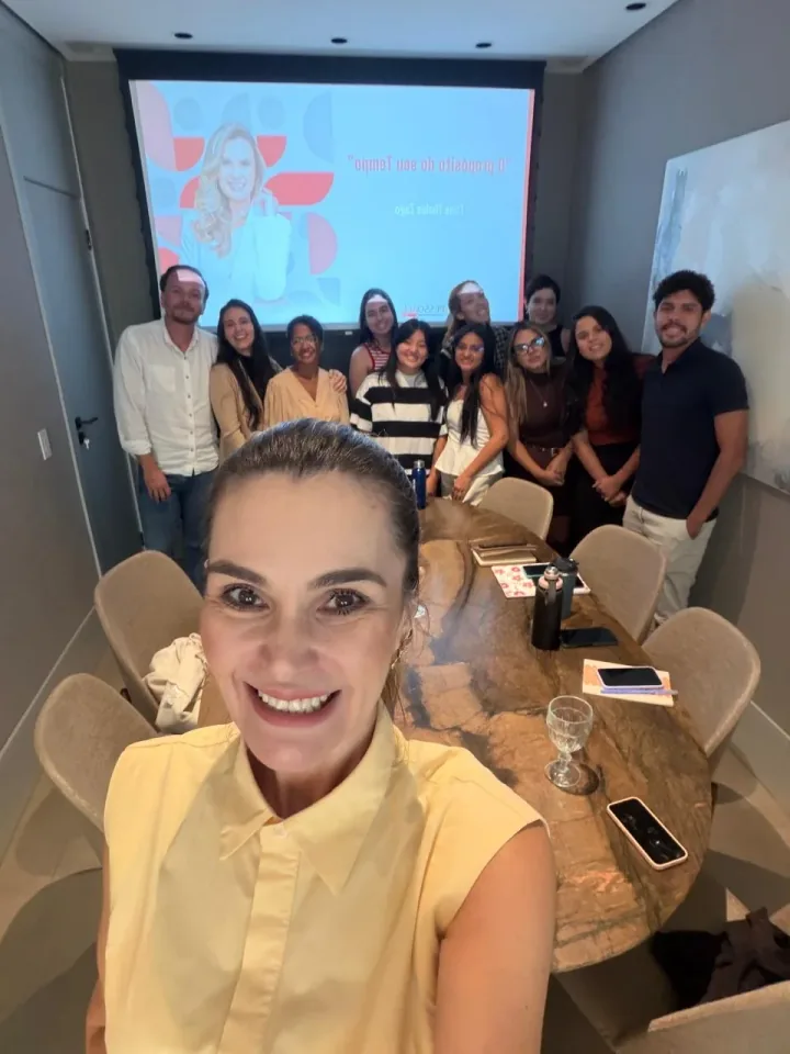 Carla Cândido com participantes de uma formação